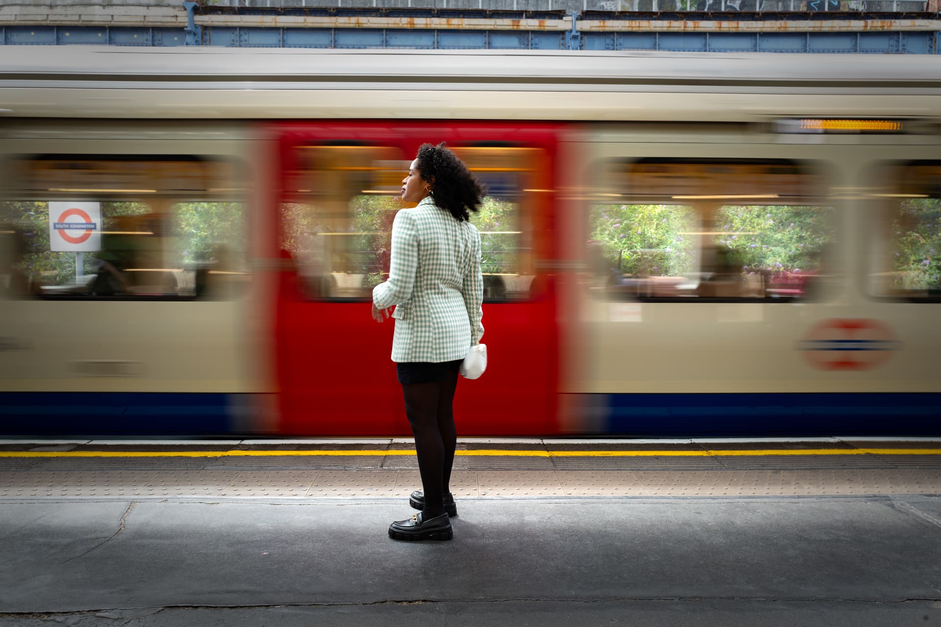 Erica em uma estação de transporte durante sua vivência internacional