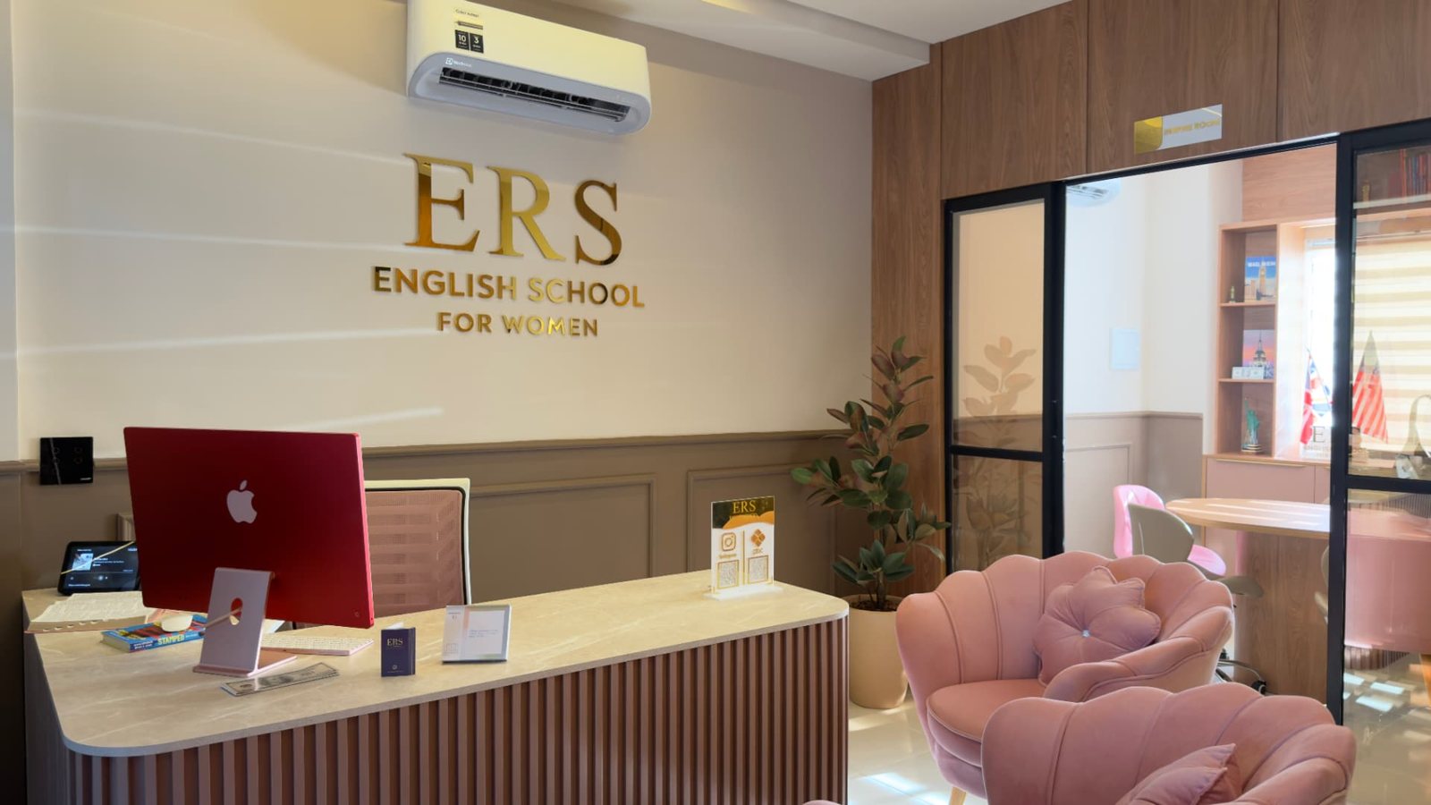 Recepção e espaço de acolhimento da ERS no Shopping Tirol